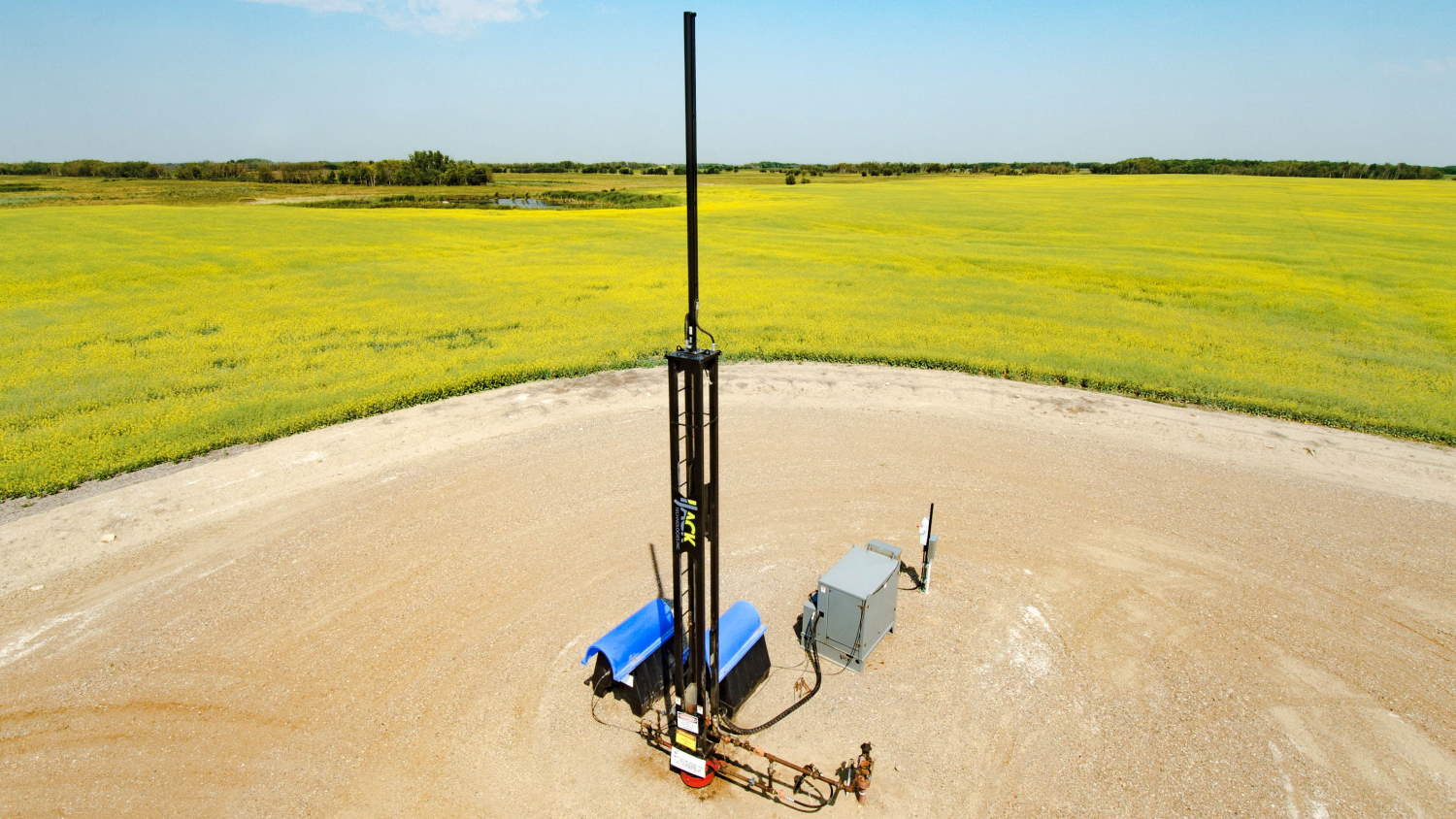 IJACK UNO independent, hydraulic pumpjack structure installed on the wellhead